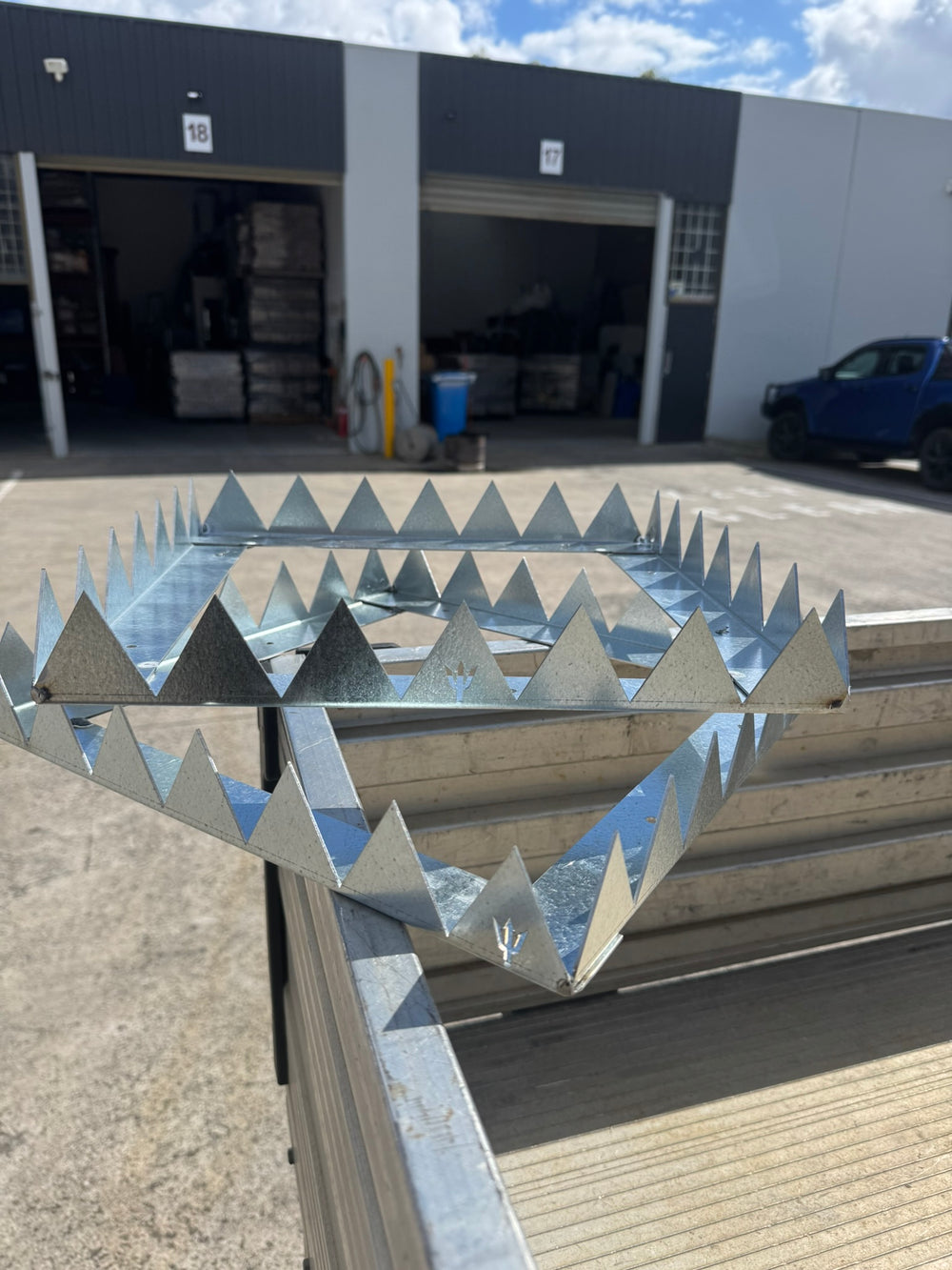 Crown spikes - Great white - 300 , 350 , 400 , 500 or 600mm squares.