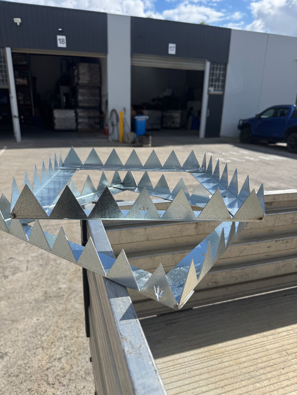 Crown spikes - Great white - 300 , 350 , 400 , 500 or 600mm squares.