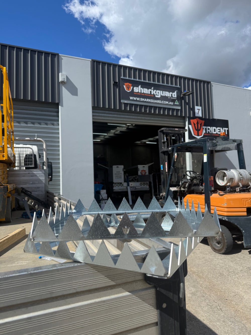 Crown spikes - Great white - 300 , 350 , 400 , 500 or 600mm squares.
