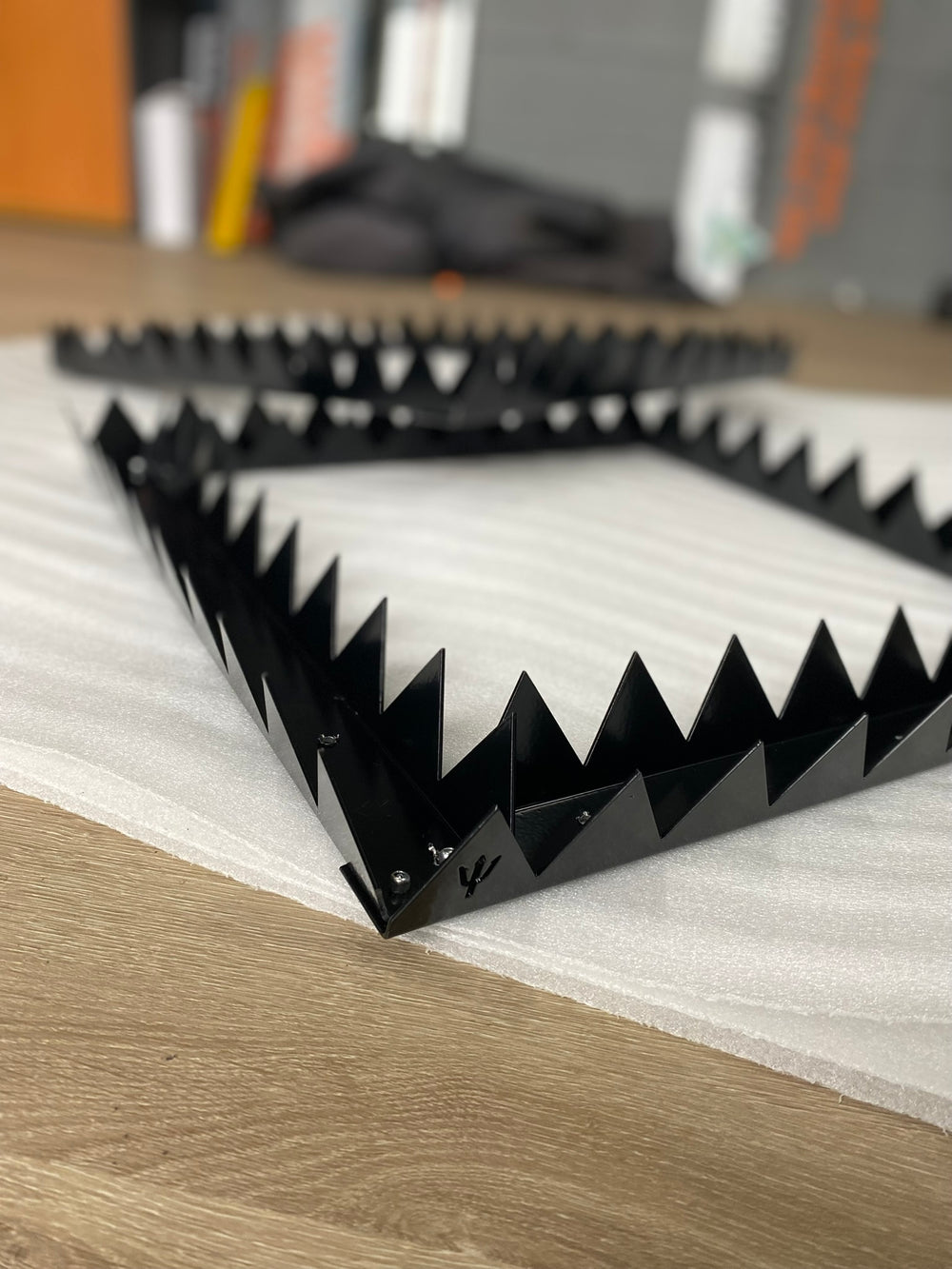 Crown spikes - Great white - 300 , 350 , 400 , 500 or 600mm squares.